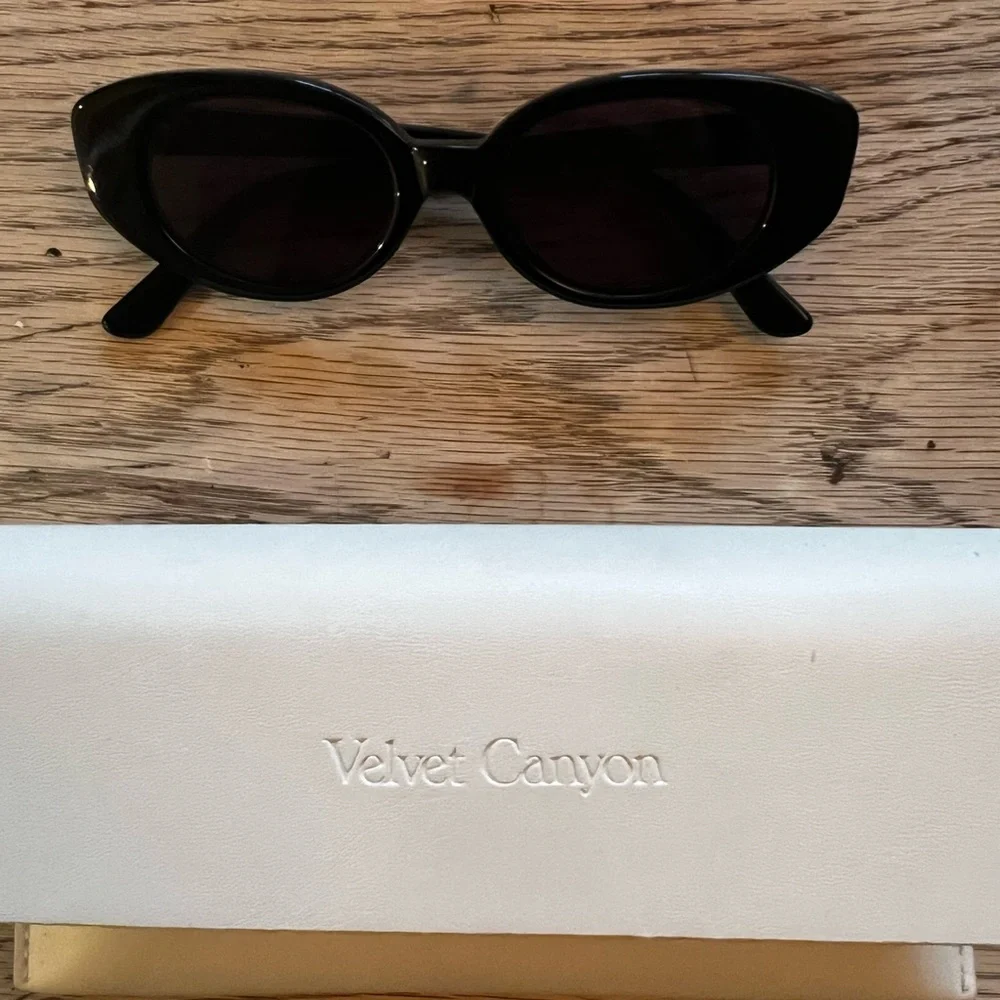 velvet canyon la plage Chic Black Oval Sunglasses - Picture 6 of 7